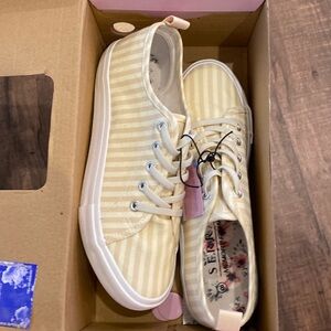 NWT ladies size 8 tennis shoes